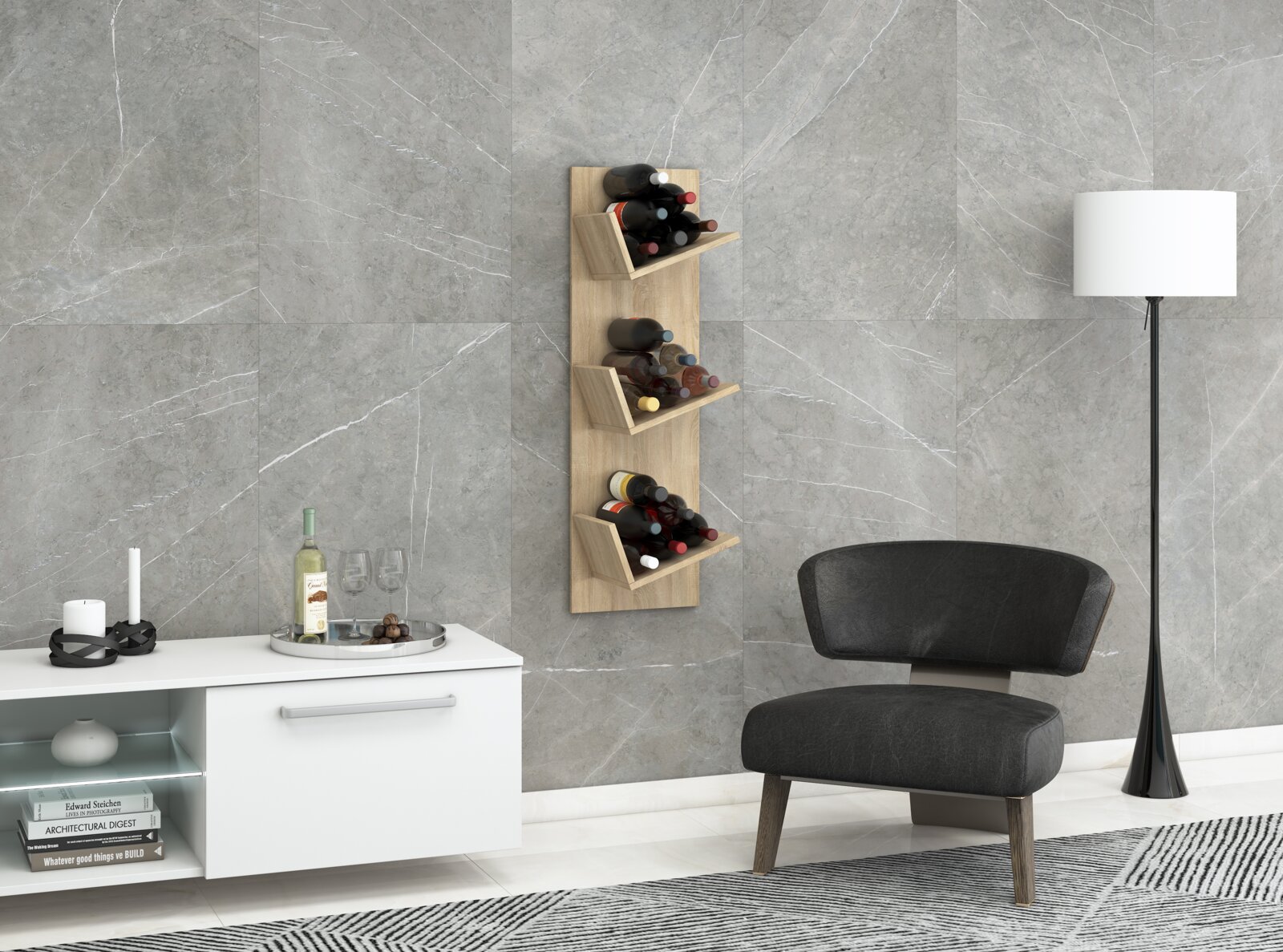 VCM Weinregal VINOSI Modernes wandmontiertes Weinregal aus hellem Holz mit drei schrägen Ablagen und mehreren liegenden Weinflaschen, frontale Ansicht im Wohnzimmer vor grauer Steinoptik-Wand.