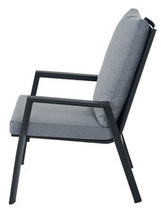 Seitenansicht eines grauen Comfort Plus Stapelsessels mit schwarzem Metallrahmen und gepolstertem Sitz und Rückenlehne.