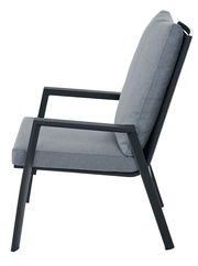 Seitenansicht eines grauen Comfort Plus Stapelsessels mit schwarzem Metallrahmen und gepolstertem Sitz und Rückenlehne.
