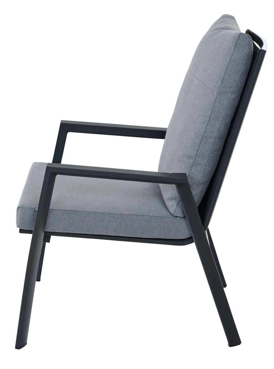 Zijaanzicht van een grijze Comfort Plus-stapelstoel met een zwart metalen frame en een gestoffeerde zitting en rugleuning.