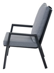 Zijaanzicht van een grijze Comfort Plus-stapelstoel met een zwart metalen frame en een gestoffeerde zitting en rugleuning.