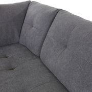 Graue Stoff-Rundecke mit gepolsterten Kissen, Nahaufnahme von der linken Seite.