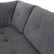 Graue Stoff-Rundecke mit gepolsterten Kissen, Nahaufnahme von der linken Seite.