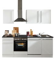 Moderne Küchenzeile in Weiß mit Herd, Dunstabzugshaube, Spüle und Hängeschränken, frontal betrachtet.