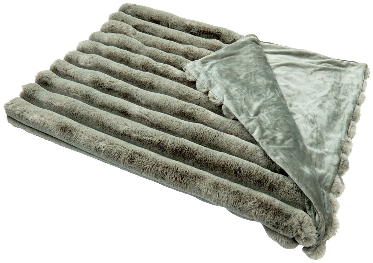 Graue Felldecke mit gestreiftem Muster, teilweise umgeschlagen, aus der Vogelperspektive fotografiert.