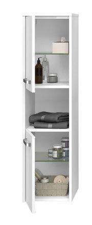 Weißer Midischrank mit zwei offenen Türen, gefüllt mit Handtüchern, Pflegeprodukten und einem Korb, aus frontaler Perspektive.