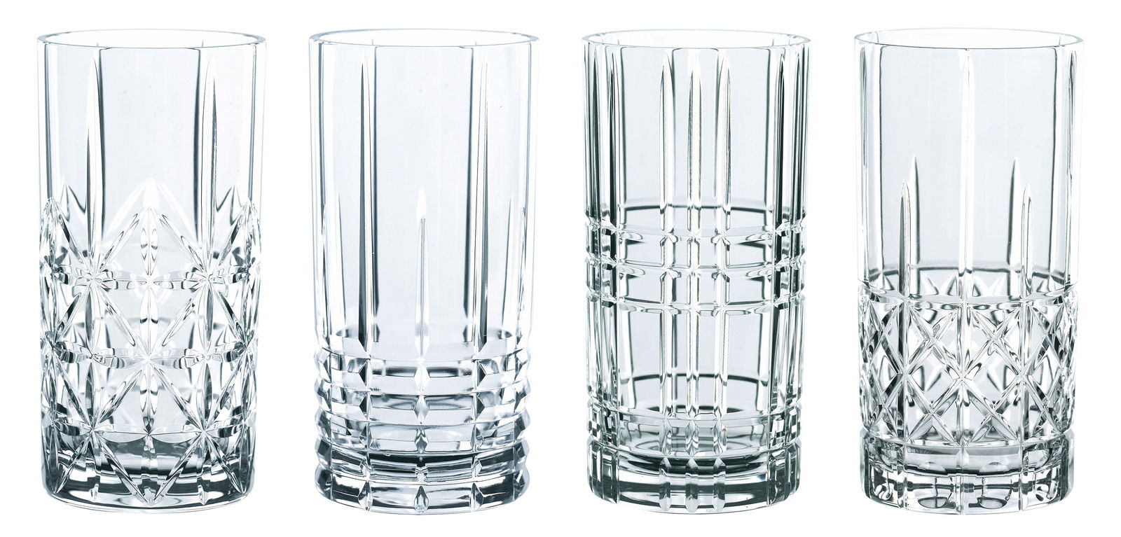 Vier elegante Longdrinkgläser mit verschiedenen Schliffmustern, frontal fotografiert.