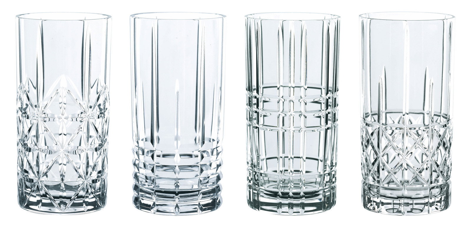 Vier elegante Longdrinkgläser mit verschiedenen Schliffmustern, frontal fotografiert.