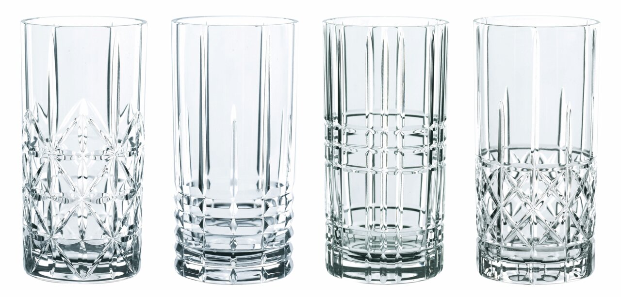 Vier elegante Longdrinkgläser mit verschiedenen Schliffmustern, frontal fotografiert.