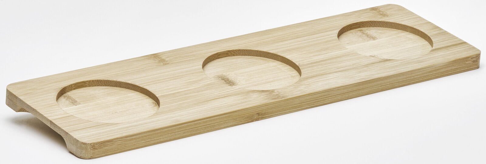 Holztablett mit drei runden Vertiefungen, aus seitlicher Perspektive fotografiert.