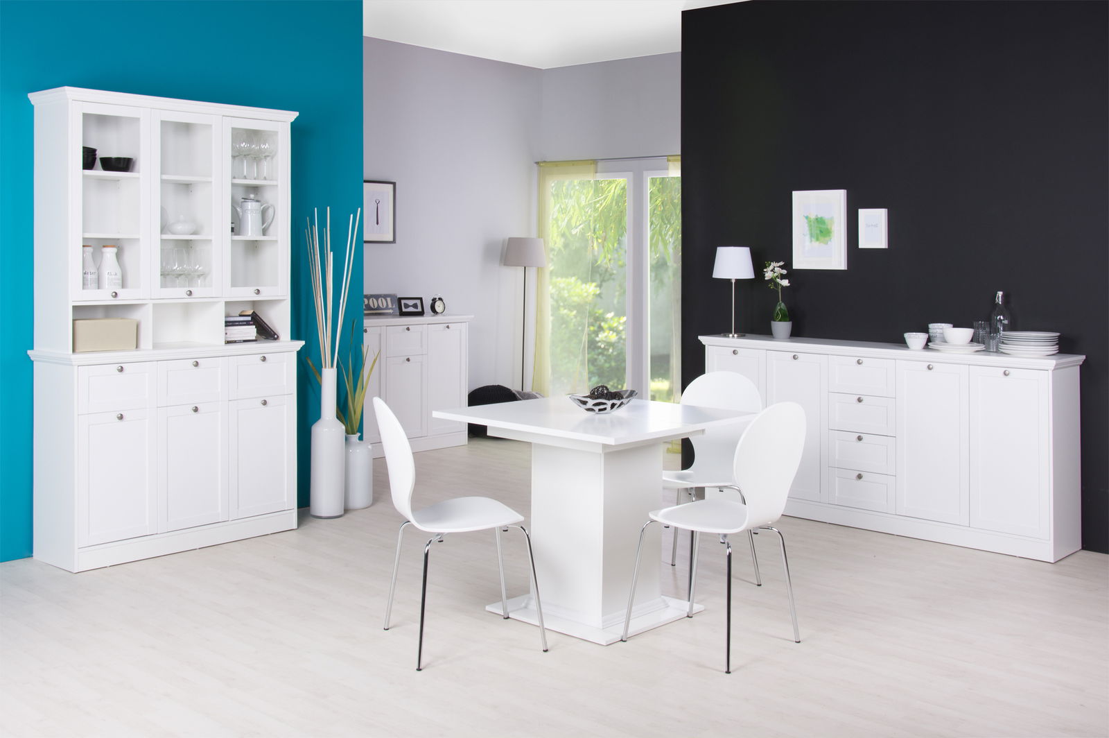 Z2 Buffet LANDWOOD Weißes Buffet in einem modernen Esszimmer mit weißen Möbeln und blauen Akzenten, seitliche Perspektive