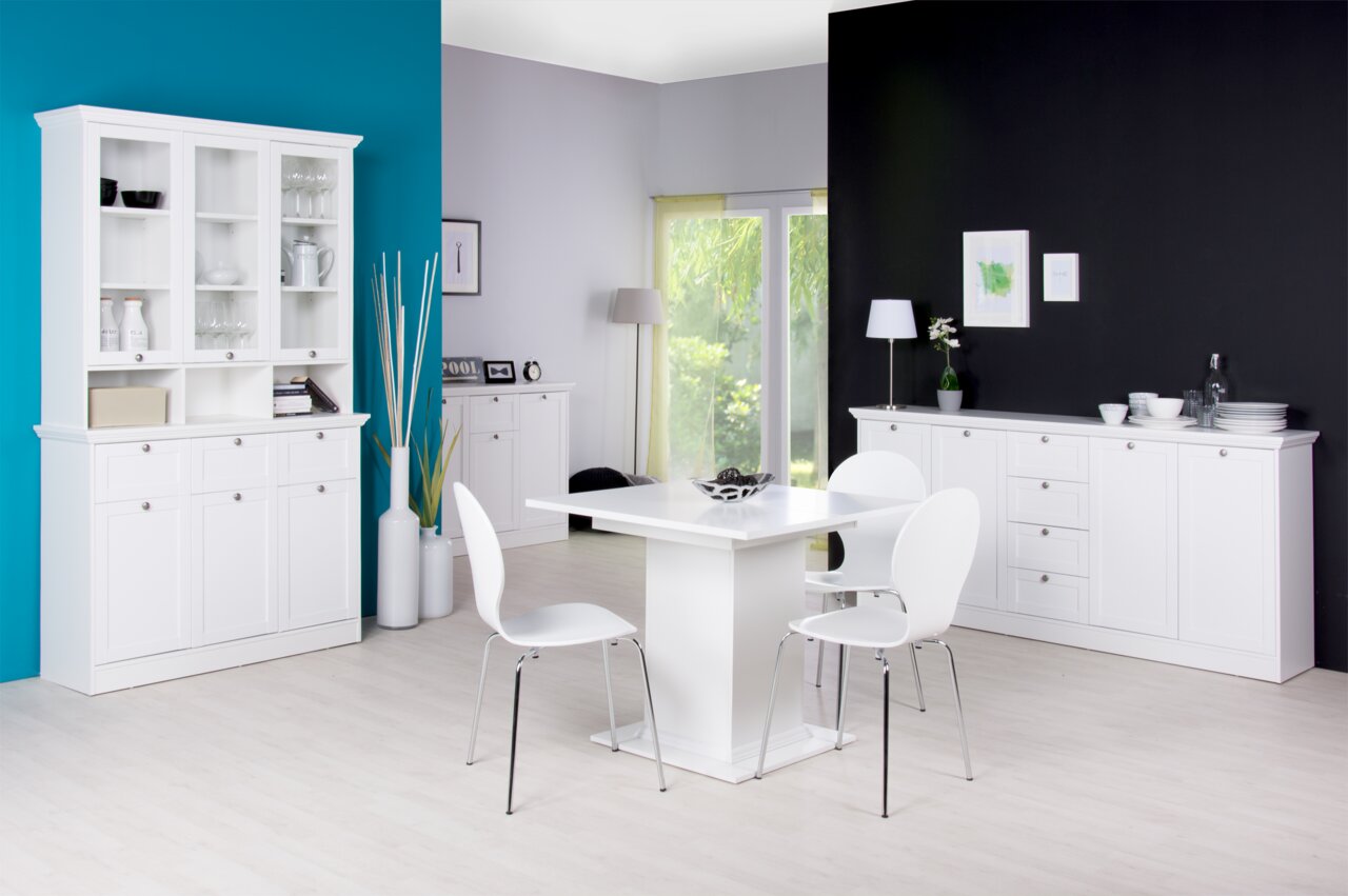 Z2 Buffet LANDWOOD Weißes Buffet in einem modernen Esszimmer mit weißen Möbeln und blauen Akzenten, seitliche Perspektive