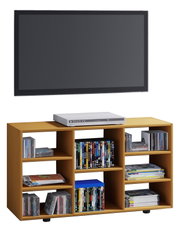 Modernes TV-Lowboard aus hellem Holz mit mehreren offenen Fächern, bestückt mit DVDs, CDs und Zeitschriften, oben ein DVD-Player; Ansicht von vorn in leichter Schrägperspektive.