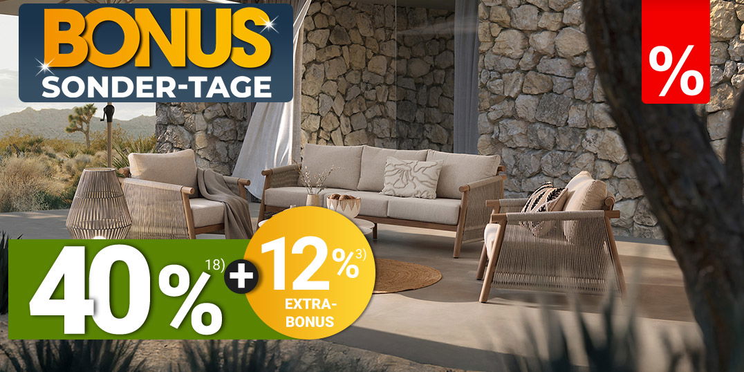 Moderne Stein-Terrasse mit Loungemöbeln und Sonnenschirm in Wüstenlandschaft, Schriftzug Bonus Sonder-Tage