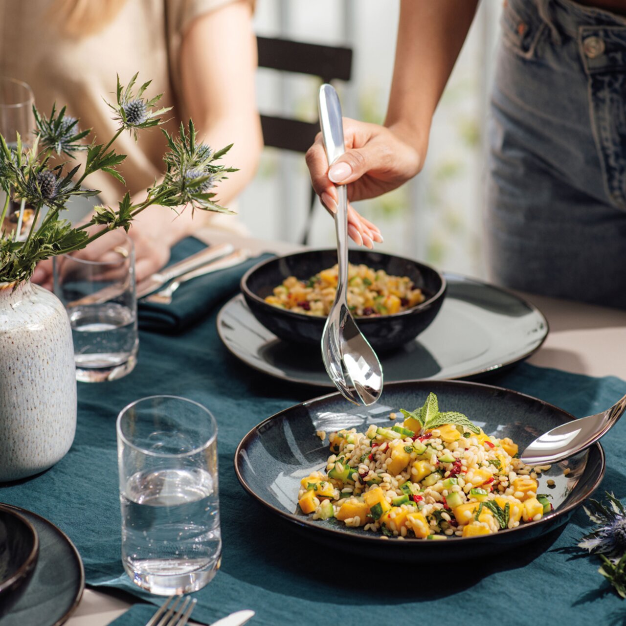 Like by Villeroy & Boch Bol LAVE GRIS Eine graue Müslischale Lave 380ml auf einem gedeckten Tisch, gefüllt mit einem bunten Salat. Perspektive von oben.