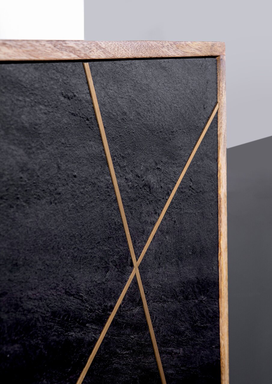 Nahaufnahme eines Sideboards mit schwarzer, strukturierter Oberfläche und goldenen Zierlinien, seitliche Perspektive