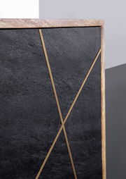 Nahaufnahme eines Sideboards mit schwarzer, strukturierter Oberfläche und goldenen Zierlinien, seitliche Perspektive