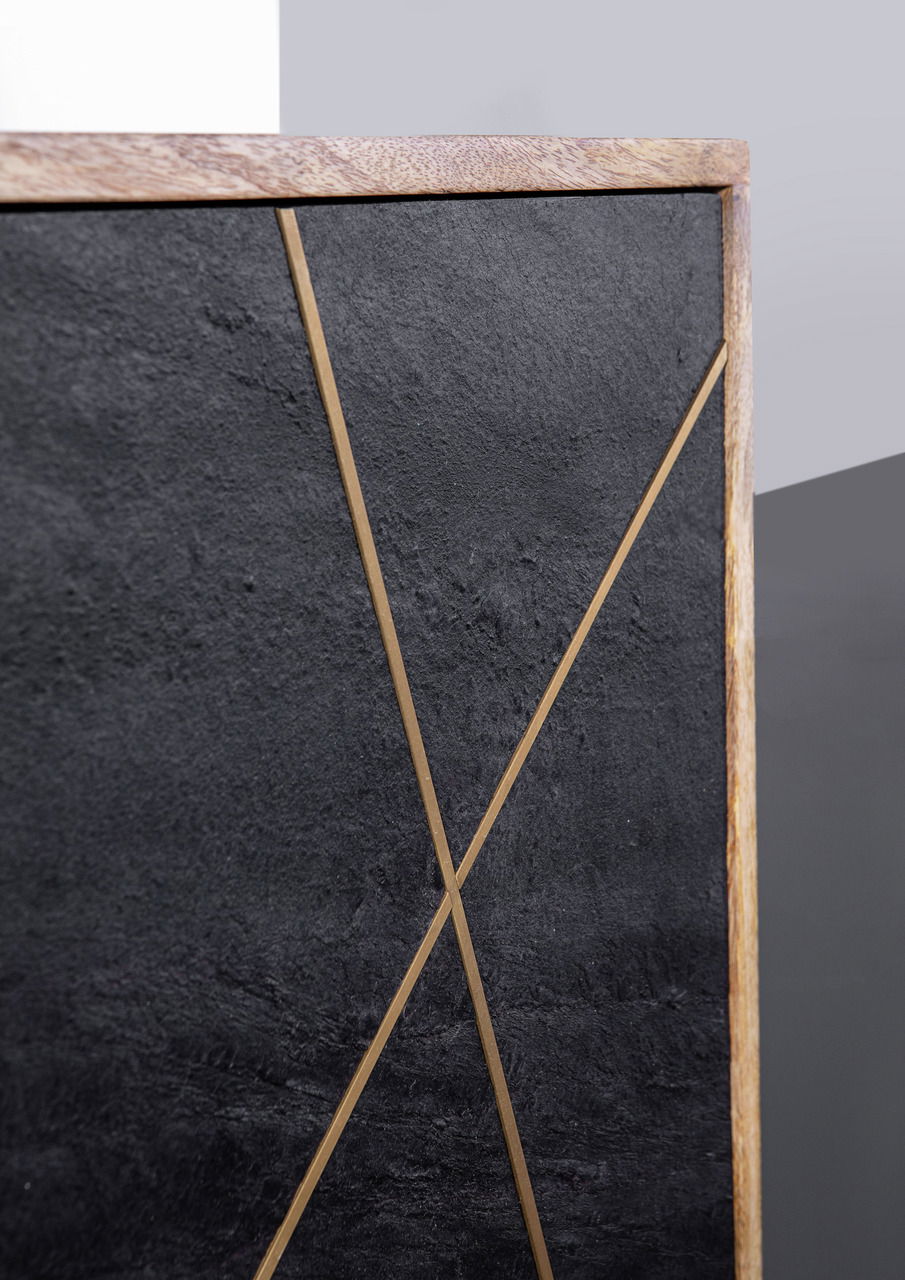 Nahaufnahme eines Sideboards mit schwarzer, strukturierter Oberfläche und goldenen Zierlinien, seitliche Perspektive