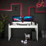 Moderner weißer Schreibtisch mit zwei Monitoren, Tastatur und Gaming-Zubehör, umgeben von roten LED-Lichtern, aus frontaler Perspektive.