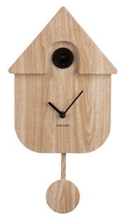 Moderne wandklok in de vorm van een vogelhuisje, gemaakt van licht hout, met zwarte wijzers en een slinger; vooraanzicht