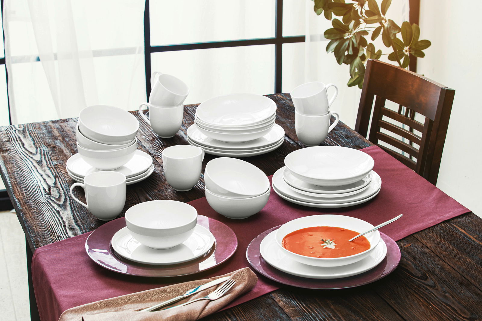 Kombiservice Skagen 30-tlg. auf einem gedeckten Tisch, seitliche Perspektive
