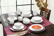 Kombiservice Skagen 30-tlg. auf einem gedeckten Tisch, seitliche Perspektive