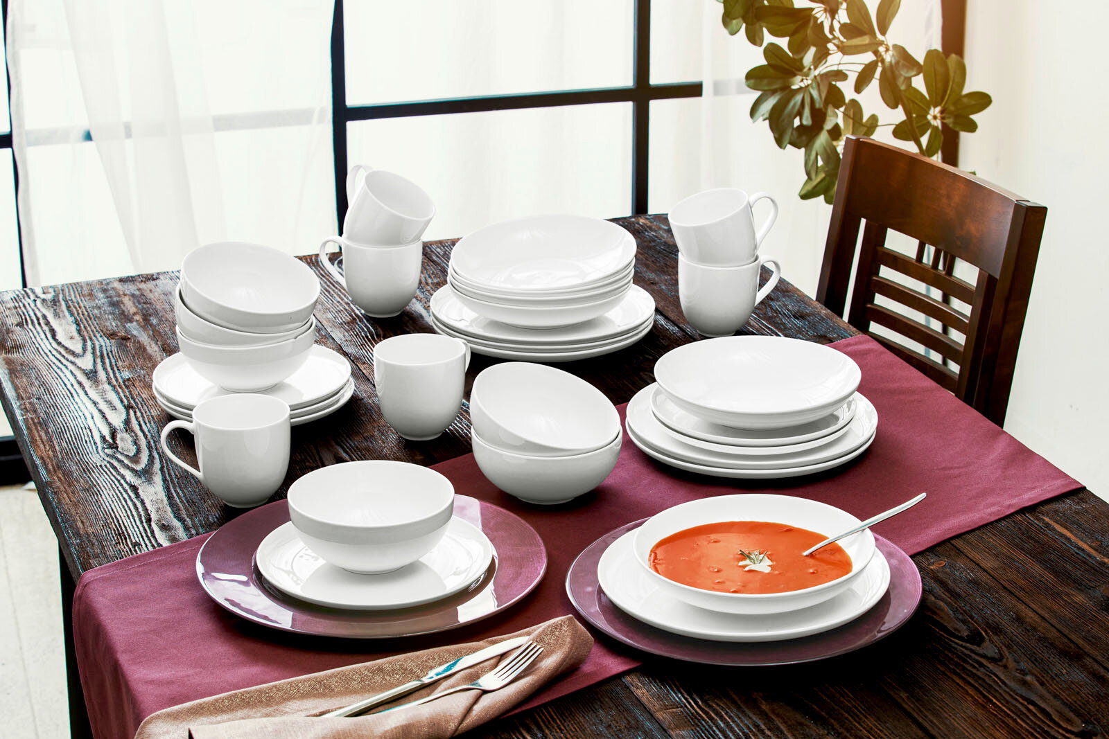 Kombiservice Skagen 30-tlg. auf einem gedeckten Tisch, seitliche Perspektive