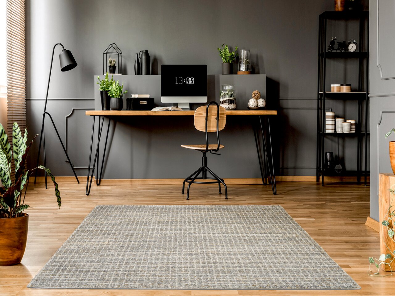 Moderner Frisé-Teppich in einem stilvollen Arbeitszimmer mit Holzboden, Schreibtisch und Pflanzen, aus der Vogelperspektive betrachtet.
