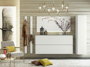 Moderner XL-Hängeschuhschrank in Weiß, frontal betrachtet, mit zwei Schubladen, dekoriert mit Vasen und Pflanzen, in einem stilvollen Wohnzimmerambiente.