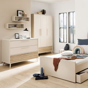 Breite Kommode in einem modernen Schlafzimmer, frontal fotografiert, mit zwei Schubladen und einem offenen Fach, in hellem Holz und Weiß gehalten.