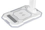 Weiße, futuristisch geformte Ladestation mit Wireless-Ladesymbol und Bedienfeld, schräg von oben in 3/4-Perspektive auf weißem Hintergrund