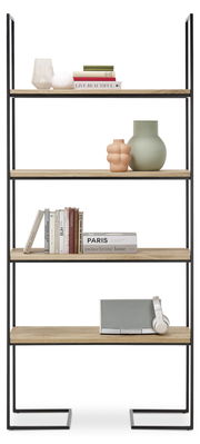 Modernes Regal mit vier Holzböden und schwarzem Metallrahmen, frontal fotografiert. Dekoriert mit Büchern, Vasen und einem Lautsprecher mit Kopfhörern.