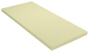 Ansicht eines rechteckigen, flachen Toppers in hellem Beige, schräg von der Seite fotografiert.