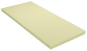Ansicht eines rechteckigen, flachen Toppers in hellem Beige, schräg von der Seite fotografiert.