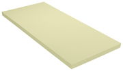 Ansicht eines rechteckigen, flachen Toppers in hellem Beige, schräg von der Seite fotografiert.