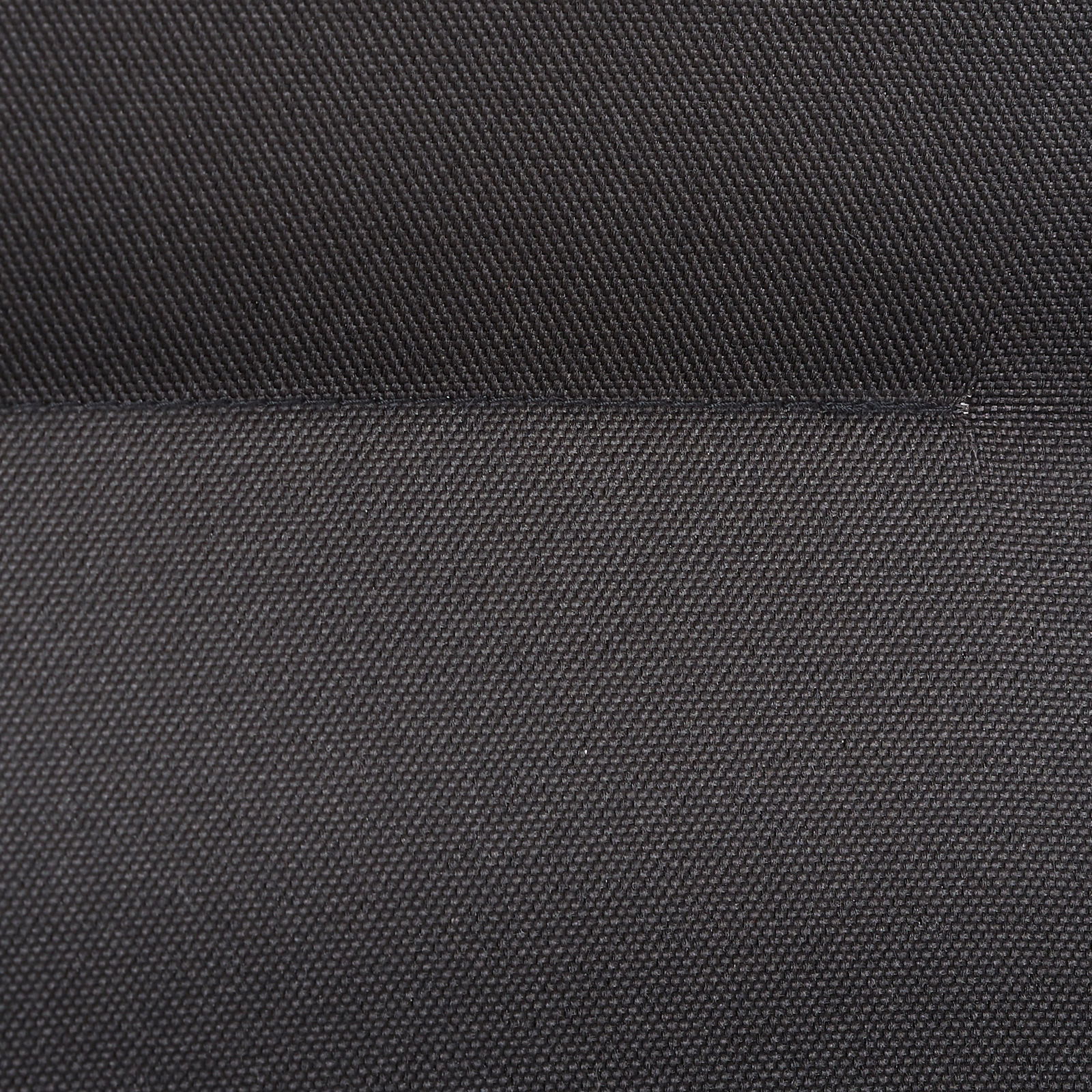 Nahaufnahme des schwarzen Stoffbezugs eines Chefsessels