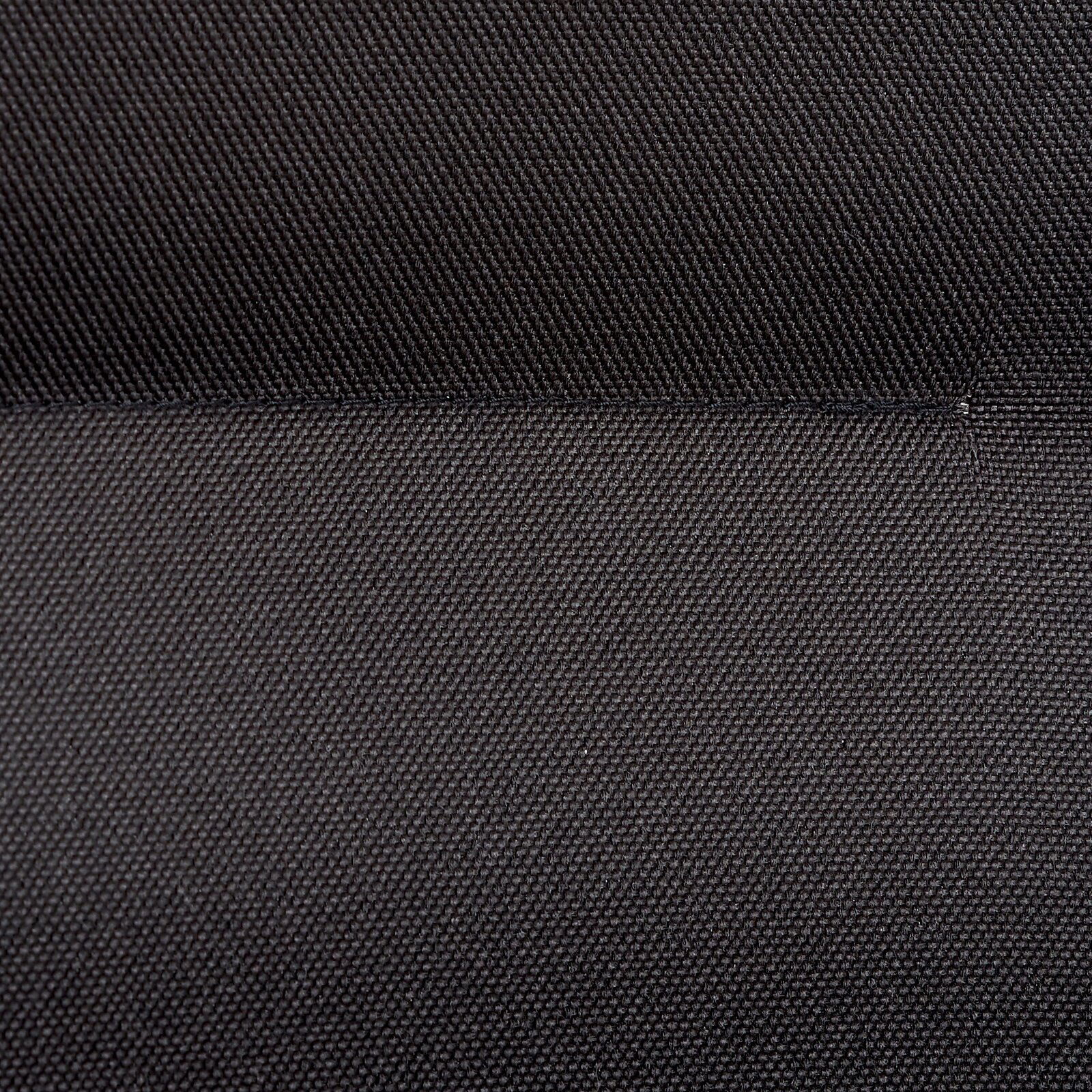 Nahaufnahme des schwarzen Stoffbezugs eines Chefsessels