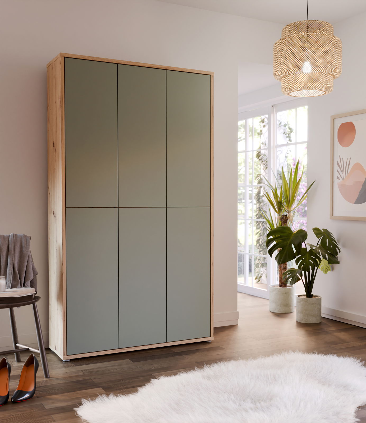 Moderner XXL-Schuhschrank in Holzoptik mit sechs Türen, seitliche Perspektive, in einem stilvoll eingerichteten Raum mit Pflanzen und Kunst an der Wand.