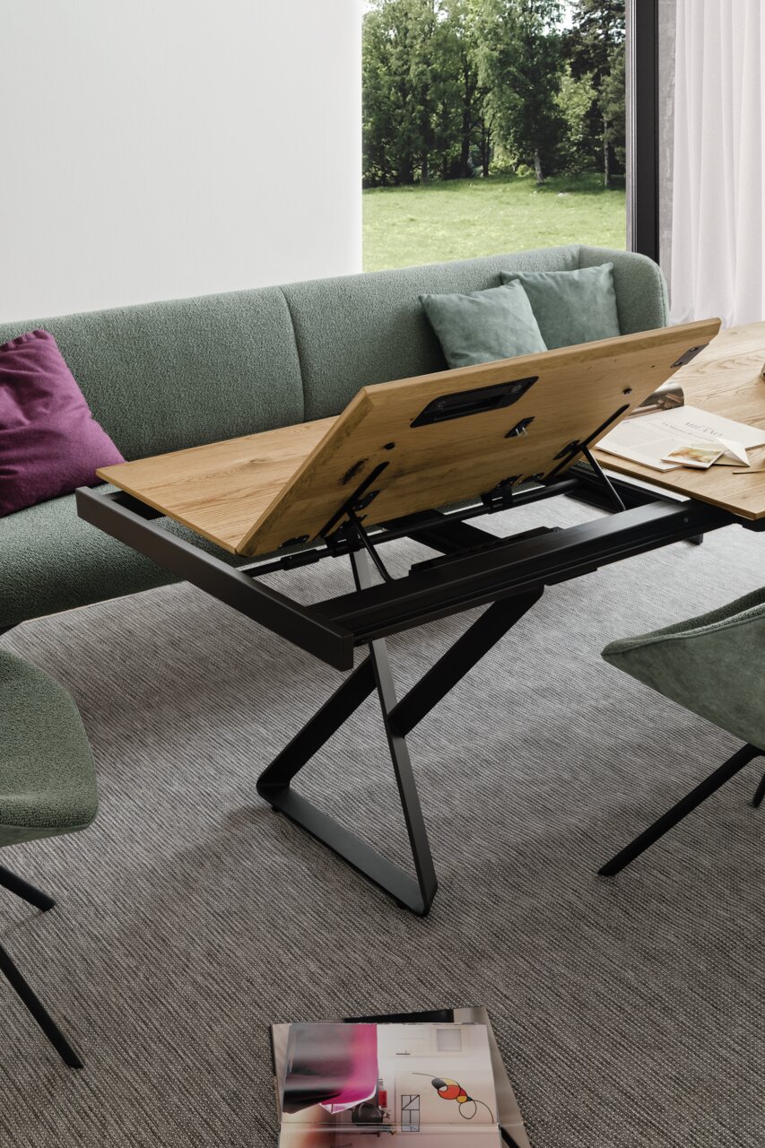 Moderner Esstisch mit Holzplatte und schwarzem Metallgestell, teilweise geöffnet, seitliche Perspektive.