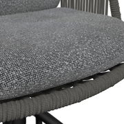 Nahaufnahme eines grauen Armlehnstuhls mit texturierter Sitzfläche und geflochtenen Details, seitliche Perspektive.