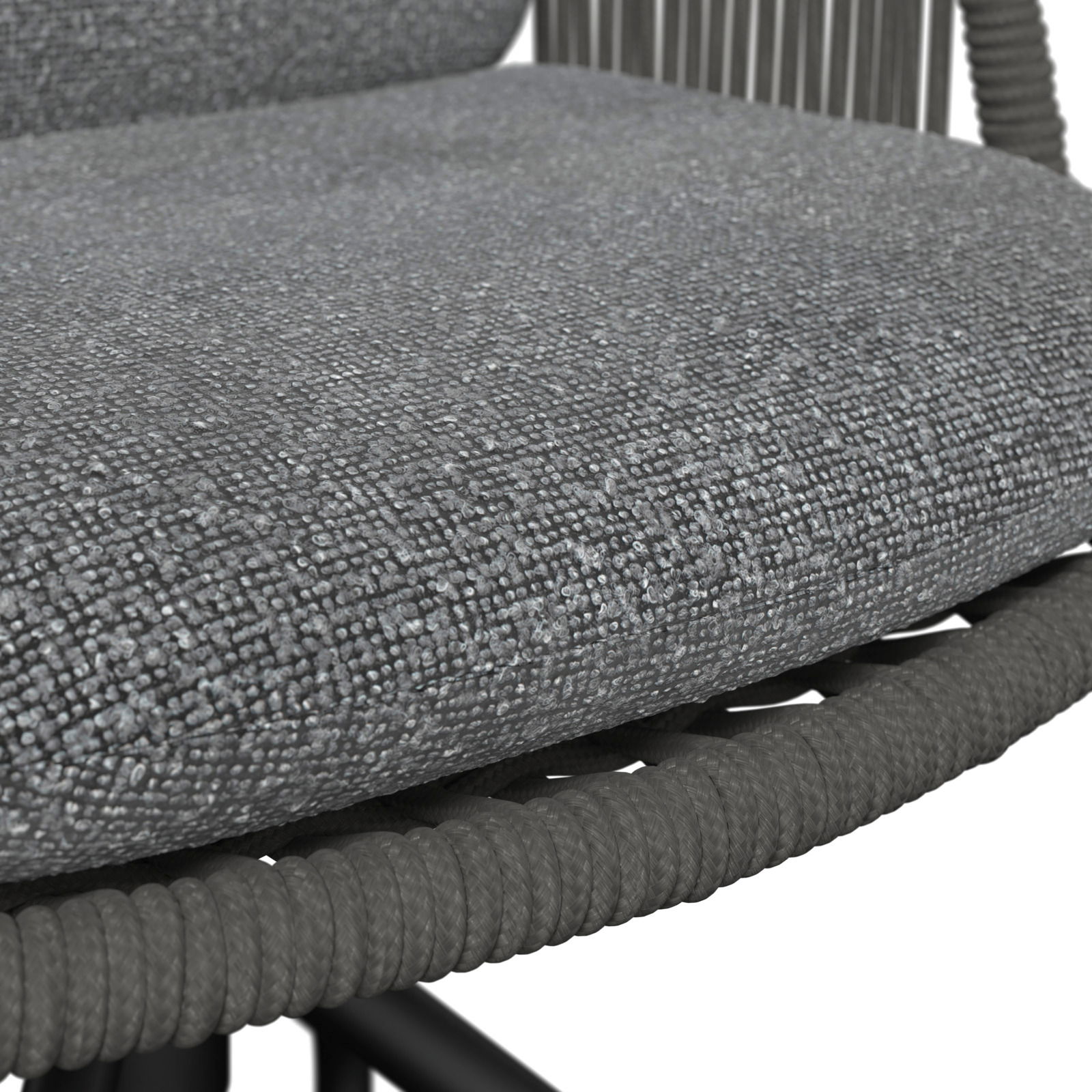 Nahaufnahme eines grauen Armlehnstuhls mit texturierter Sitzfläche und geflochtenen Details, seitliche Perspektive.