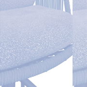 Nahaufnahme eines grauen Armlehnstuhls mit texturierter Sitzfläche und geflochtenen Details, seitliche Perspektive.