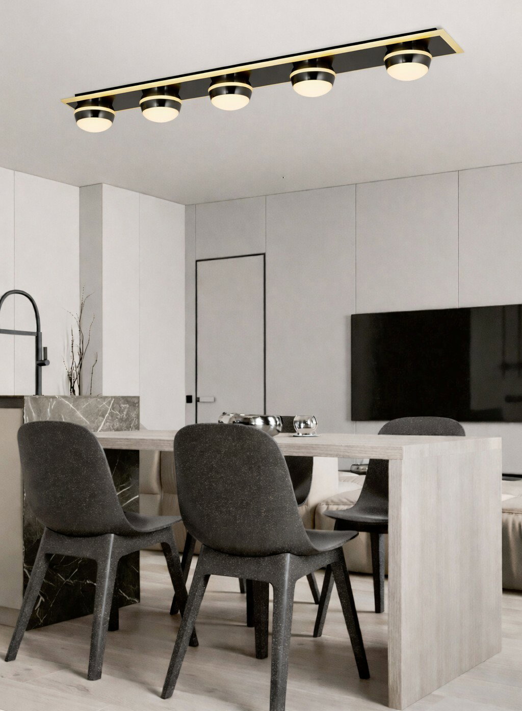 Moderne LED-Deckenleuchte mit fünf runden Leuchtkörpern in einem eleganten Esszimmer, Perspektive von unten.