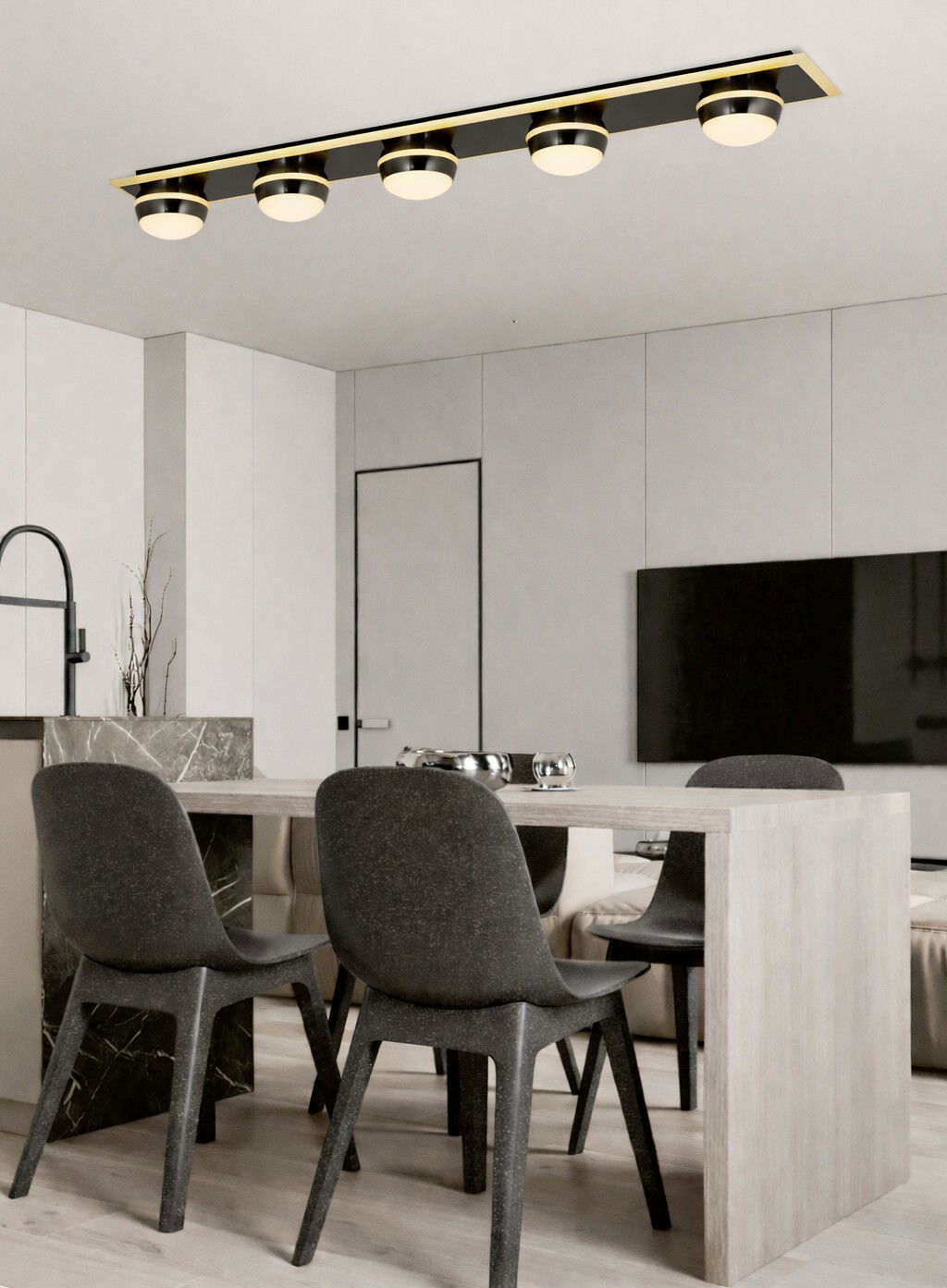 Moderne LED-Deckenleuchte mit fünf runden Leuchtkörpern in einem eleganten Esszimmer, Perspektive von unten.