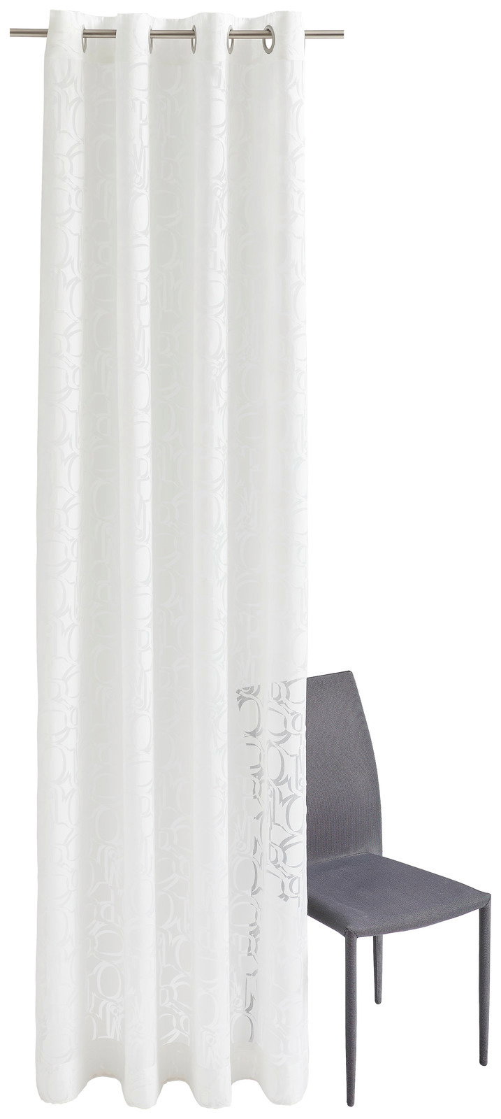 Weiße Vorhang mit Ösen und feinem Ornamentmuster, frontal fotografiert neben einem grauen Stuhl