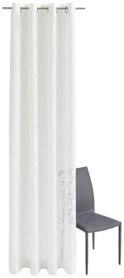 Weiße Vorhang mit Ösen und feinem Ornamentmuster, frontal fotografiert neben einem grauen Stuhl