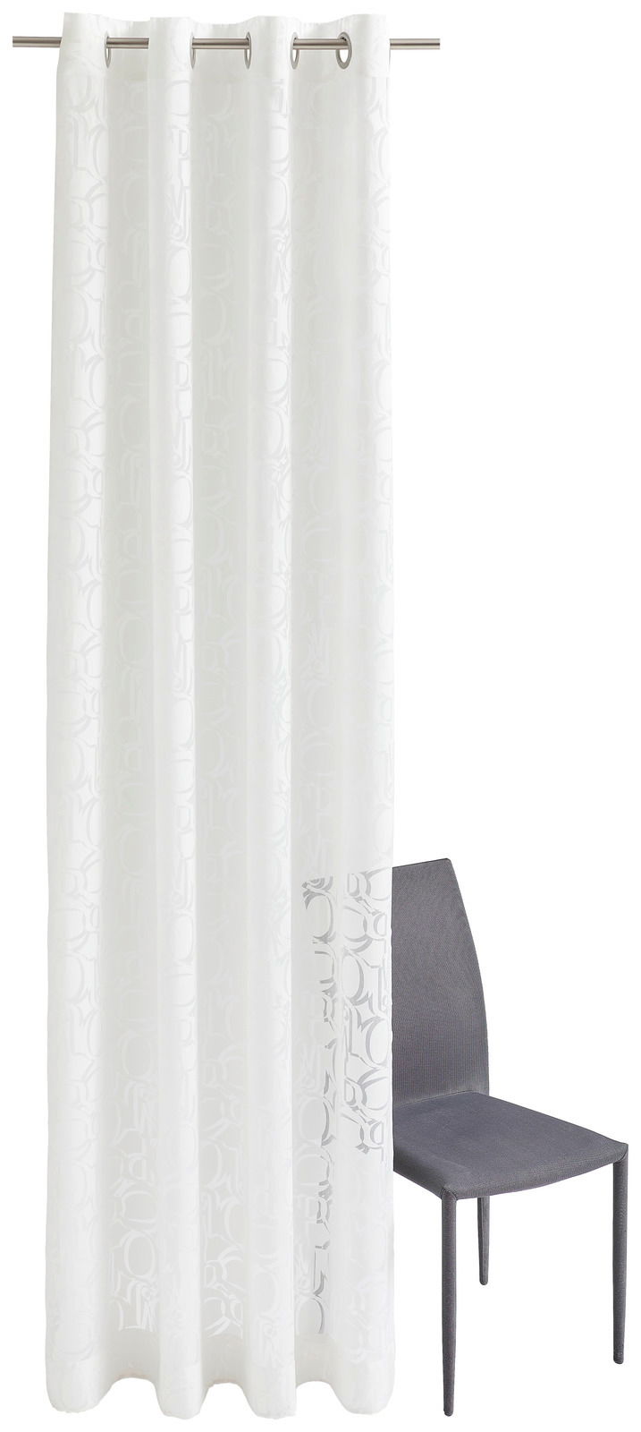 Weiße Vorhang mit Ösen und feinem Ornamentmuster, frontal fotografiert neben einem grauen Stuhl