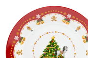 Detailansicht eines weihnachtlich dekorierten Tellers mit rotem Rand, verziert mit Schneeflocken, Lebkuchenmännchen, Glocken und einem Weihnachtsbaum in der Mitte.