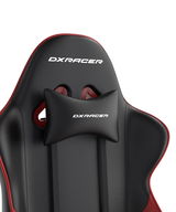 Nahaufnahme eines Gaming Stuhls mit schwarzem und rotem Design, Marke DXRacer, Vorderansicht