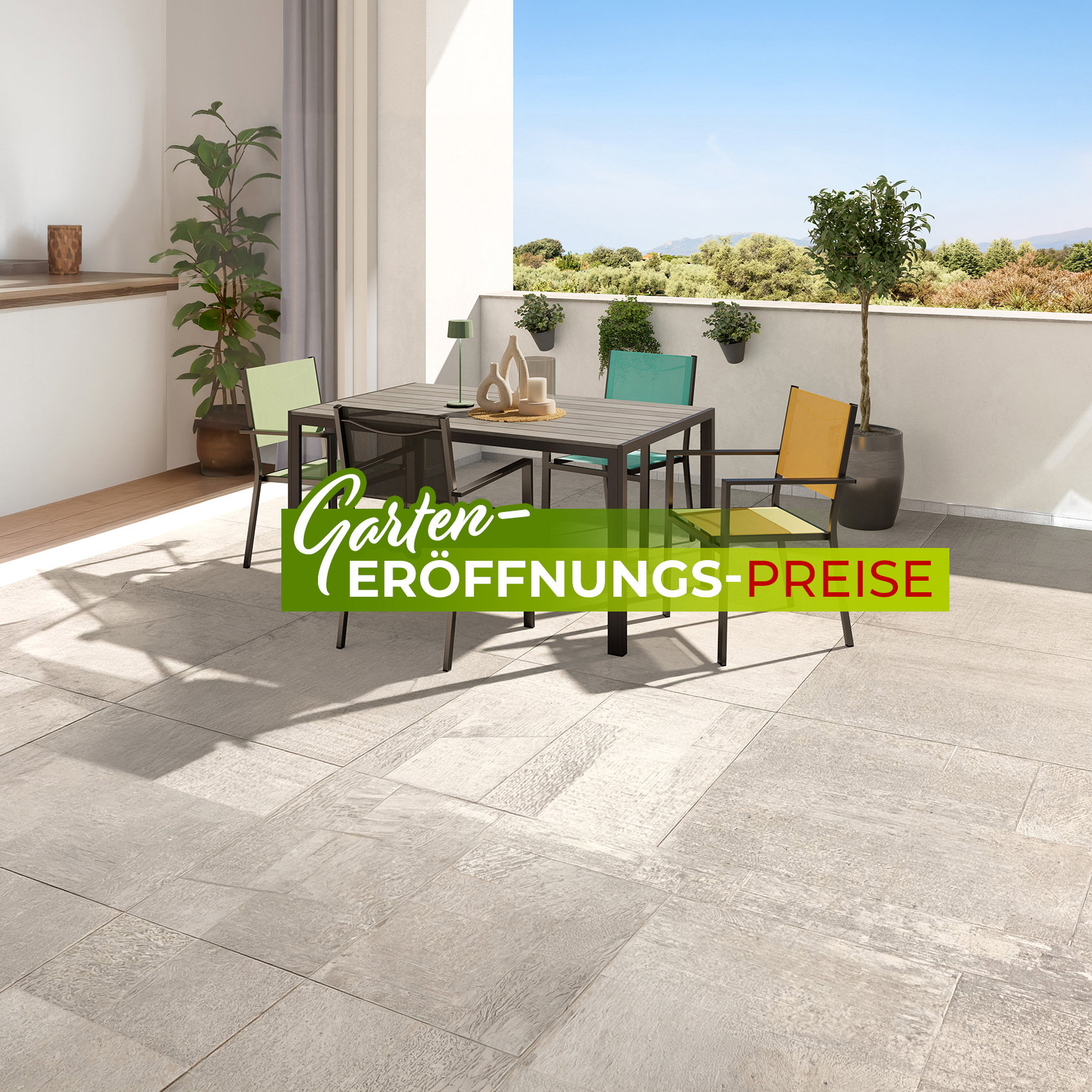 Moderner Balkon mit Tisch, bunten Stühlen und Pflanzen, sonnige Aussicht, Werbetext „Garteneröffnungs-Preise“